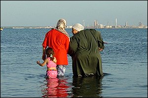 _39910256_alexbeachfamily200.jpg