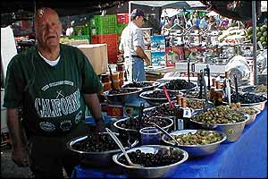 _39978044_olivesmarket200.jpg