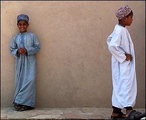 _40452219_omanboys245.jpg