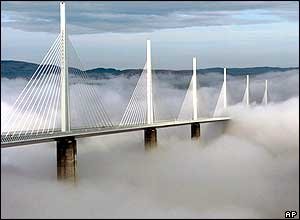 _40628935_millauclouds_ap220.jpg