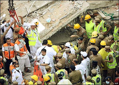 _41187124_rescuers-ap416.jpg
