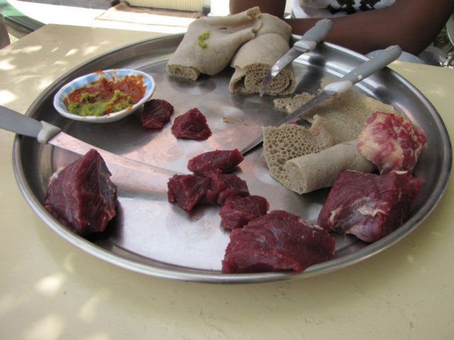 211-244-ethiopia-food-enjrua-raw-meat.jp