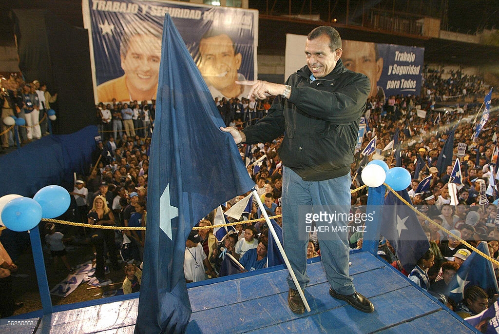Porfirio Lobo, presidential hopeful for Honduras' National Party, points at a banner 21 November, 2005 in Tegucigalpa during the closure rally of his campaign for 27 November's national elections. AFP PHOTO Elmer MARTINEZ