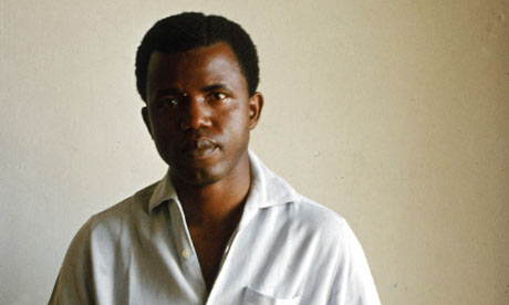 Chinua-Achebe-in-1960-001.jpg