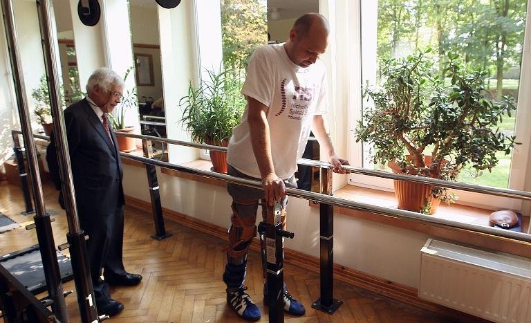 afp-paralysed-man-walks-again-after-brea