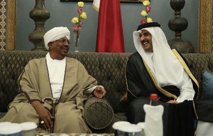 President Omer al-Bashir received by the Emir of Qatar Tamim bin Hamad al-Thani in Doha on 16 June 2016 (QNA Photo)