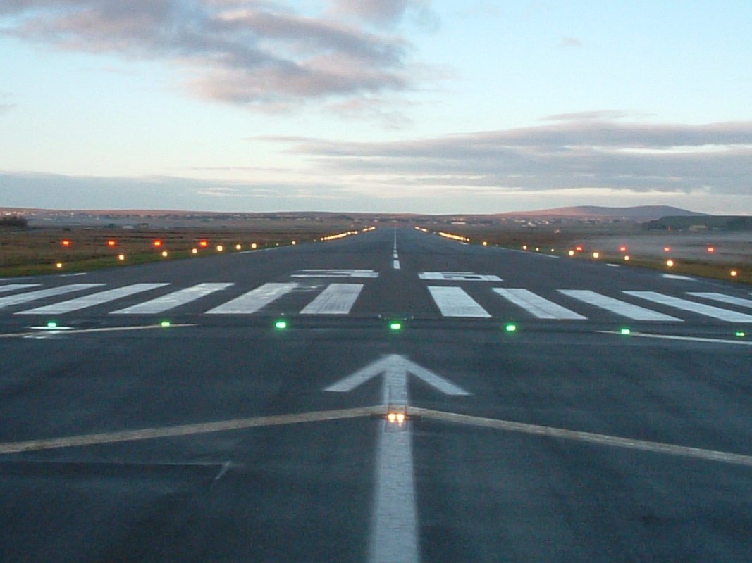 Stornoway_Airport_Runway.jpg