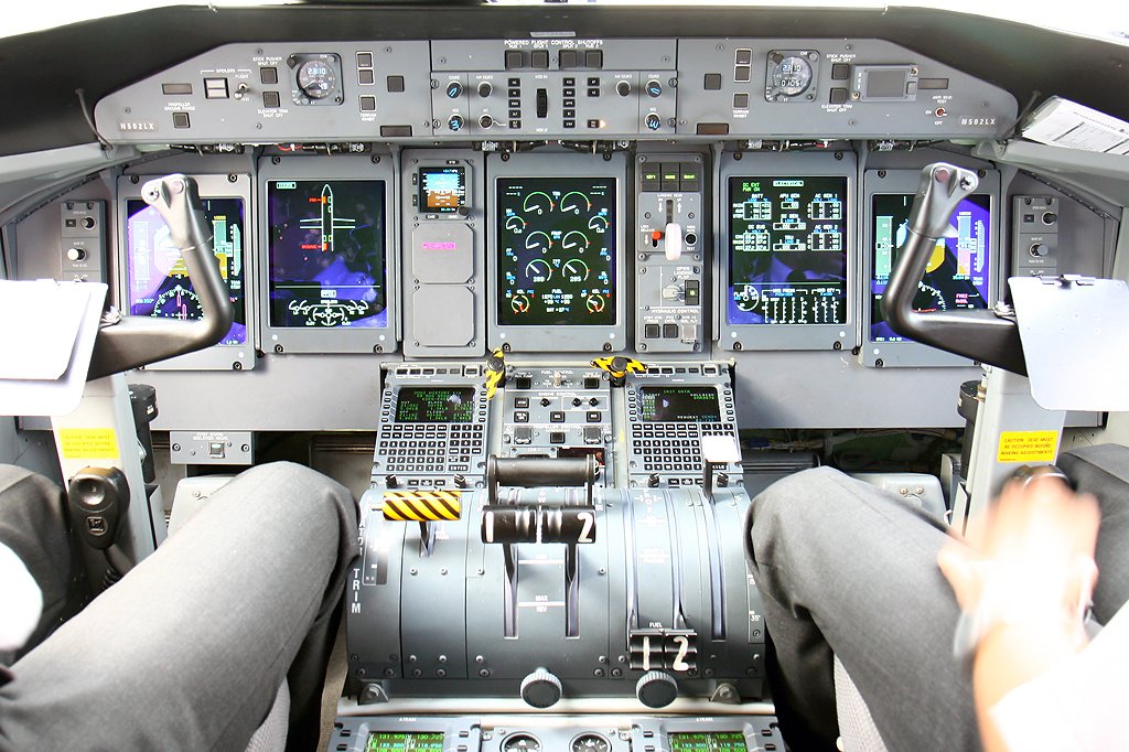 Q400_flight_deck.jpg