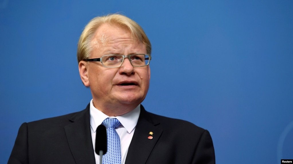 Peter Hultqvist, Wasiirka Difaaca Sweden