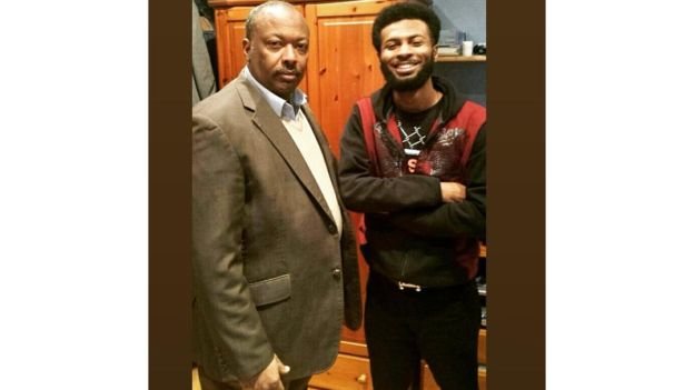 Muniir Maxamed Xaaji Maki oo 23 sano jir ah iyo Aabihiis Maxamed Maki