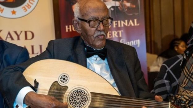 Xudeydi wuxuu ahaa abwaan, heesaa, laxamiiste