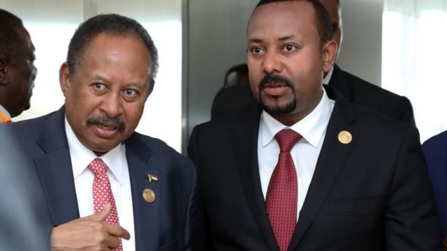 Ra'iisul Wasaaraha Itoobiya Abiy Ahmed (M) iyo dhiggiisa Sudan Abdalla Hamdok - labada dal waxaa ka dhaxaysa taariikh cadowtooyo