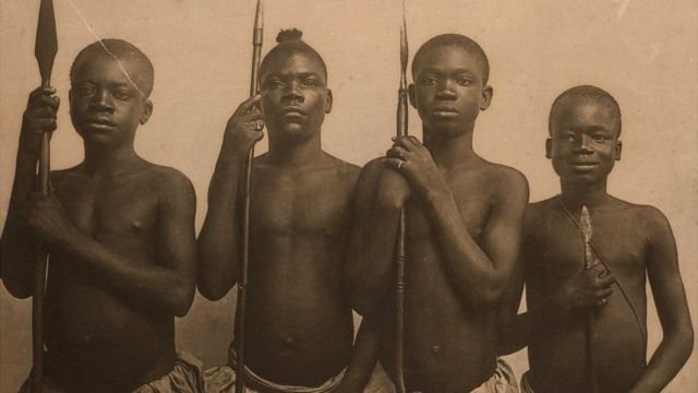 Ota Benga (Midig) oo la sawiran saaxibadiis, sanadkii 1904 xilli la geeyay bandhig carweed ka dhacay Mareykanka