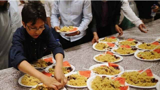 Familia nyingi hufungua mfungo wao jioni kwa karamu kubwa.