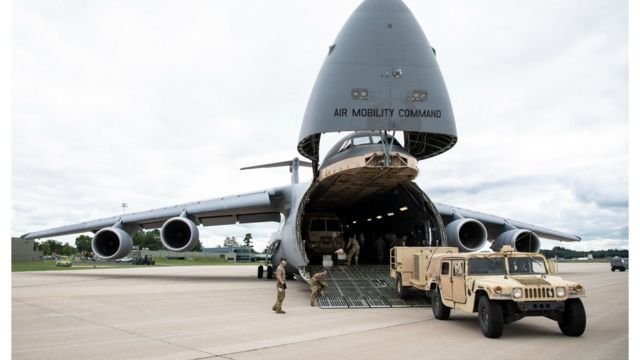 Afka hore ee diyaarada ayaa la furaa si loo geliyo xamuulka