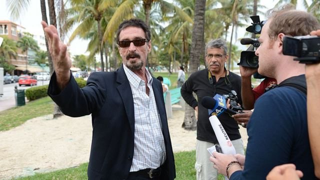 John McAfee oo ku sugan xeebta Miami