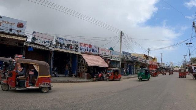 Qaar ka mid ah xarumaha ganacsiga ayaa dib loo furay