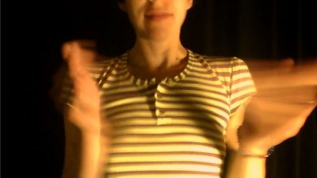 Les mains de Carolina tremblent