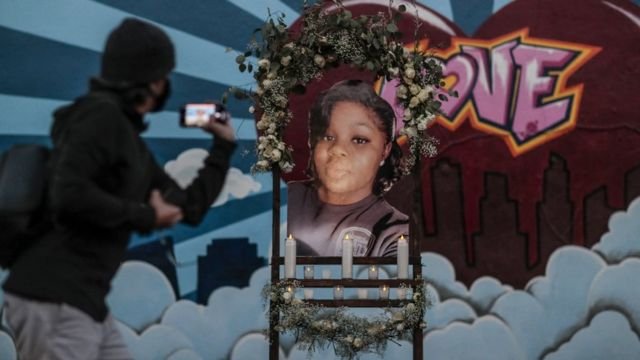 Breonna Taylor ayay booliiska ku dileen Louisville, Kentucky bishii Maarso