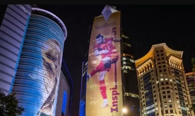 Dhismayaal dhaadheer oo ku yaala Doha oo ay ku sawiran yihiin koobka aduunka