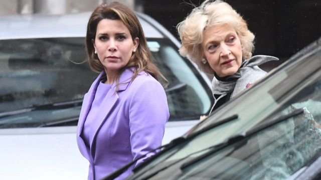 Amiirad Haya (Bidix) iyo qareenkeeda Fiona Shackleton oo ku sugnaa maxkamadda sare ee UK bishii Febraayo 2020