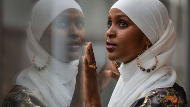 Ifraax Axmed, oo ah Soomaali haysata sharciga Ireland, waxay sawirka ku gashay Madxafka dadka Soogalootiga ah ee EPIC, ee bartamaha magaalada Dublin. Waxay ku dhalatay xero qaxooti, ka dib markii Soomaaliya uu dagaalka ka bilowday, ka dib Ifraax waxaa loo tahriibiyay Ireland, iyadoo aad u da'yar. Hadda waxay u ololeysaa arrimaha bulshada.