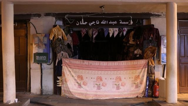 Doodda ka dhalatay in waajib ay tahay in la xiro xarumaha ganacsiga Sucuudiga marka la gaaro salaadda