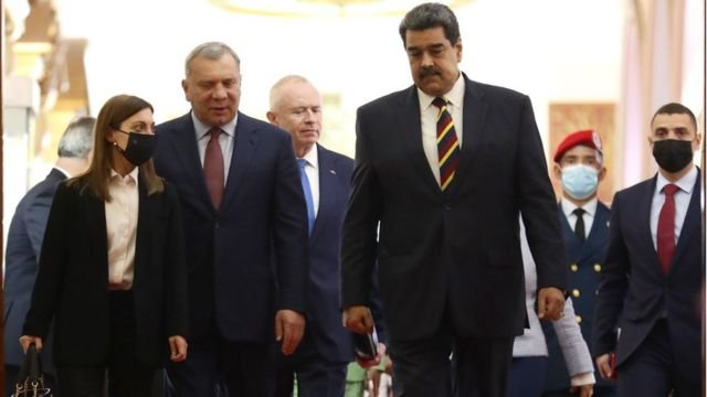 Madaxweyne Maduro (midig) iyo ra'iisal wasaare ku xigeenka Ruushka oo Caracas ku kulmay bartamihii February.