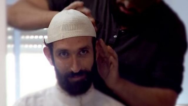 Raphael Morris oo xiran labiska Muslimiinta