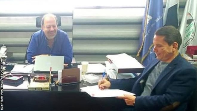 Eez Eldin Bahder (right) signs his contract