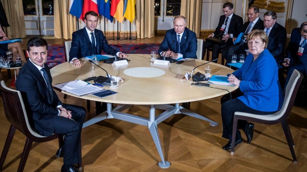 Volodymyr Zelensky, Emanuel Macron, Vladimir Putin iyo Angela Merkel magaalada Paris bishii December 2019