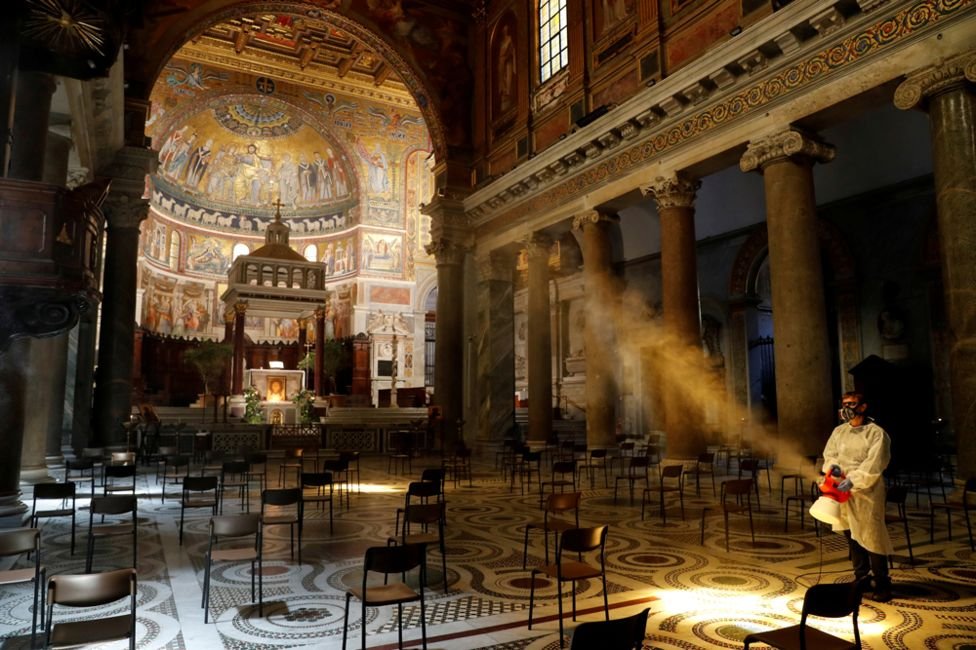 Nin jeermiska ka dilaya kaniisadda Basilica di Santa Maria ee ku taalla xaafadda Trastevere ee magaalada Rome. Kaniisadaha Talyaaniga ayaa la furayaa maanta oo ah 18-ka May.