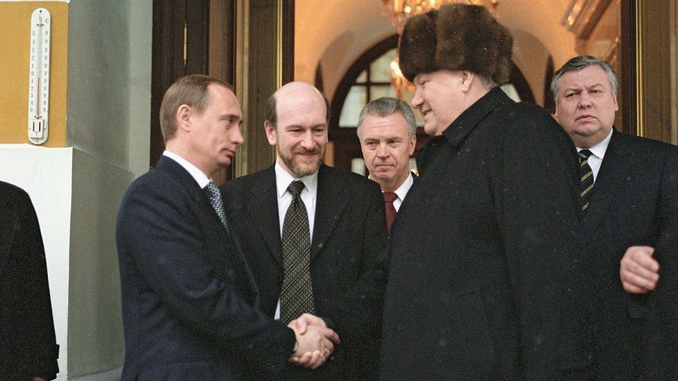 Putin oo gacan qaadaya Boris Yeltsin