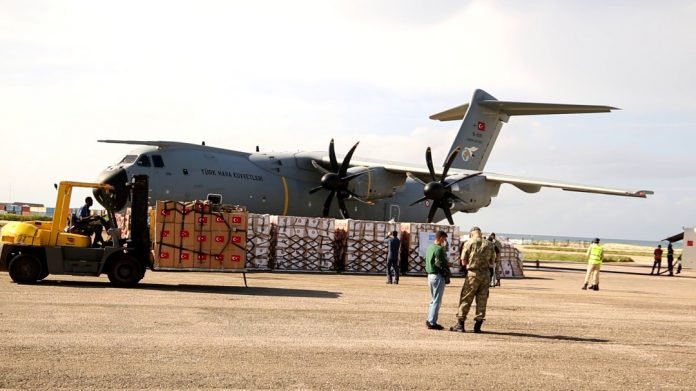 Sawirro: Turkiga oo qalab caafimaad ku wareejiyey DF Soomaaliya