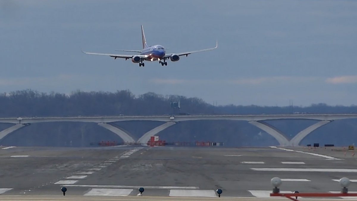 DALKII ugu horreeyey oo maanta diyaarad ka dejiyey garoonka KABUL kadib la-wareegistii TAALIBAAN