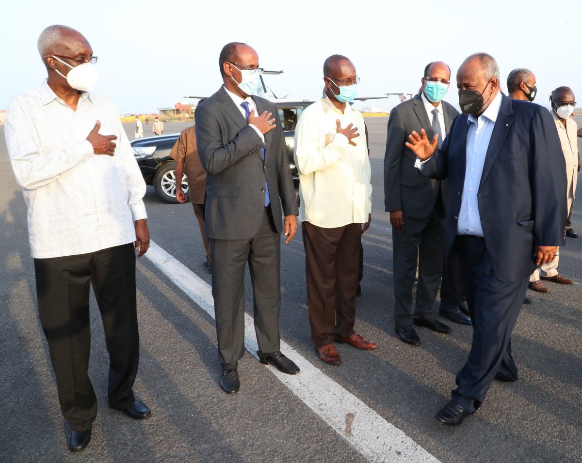 Sawirro: Madaxweyne Geelle oo maanta ku laabtay Jabuuti kadib wararkii laga faafiyey