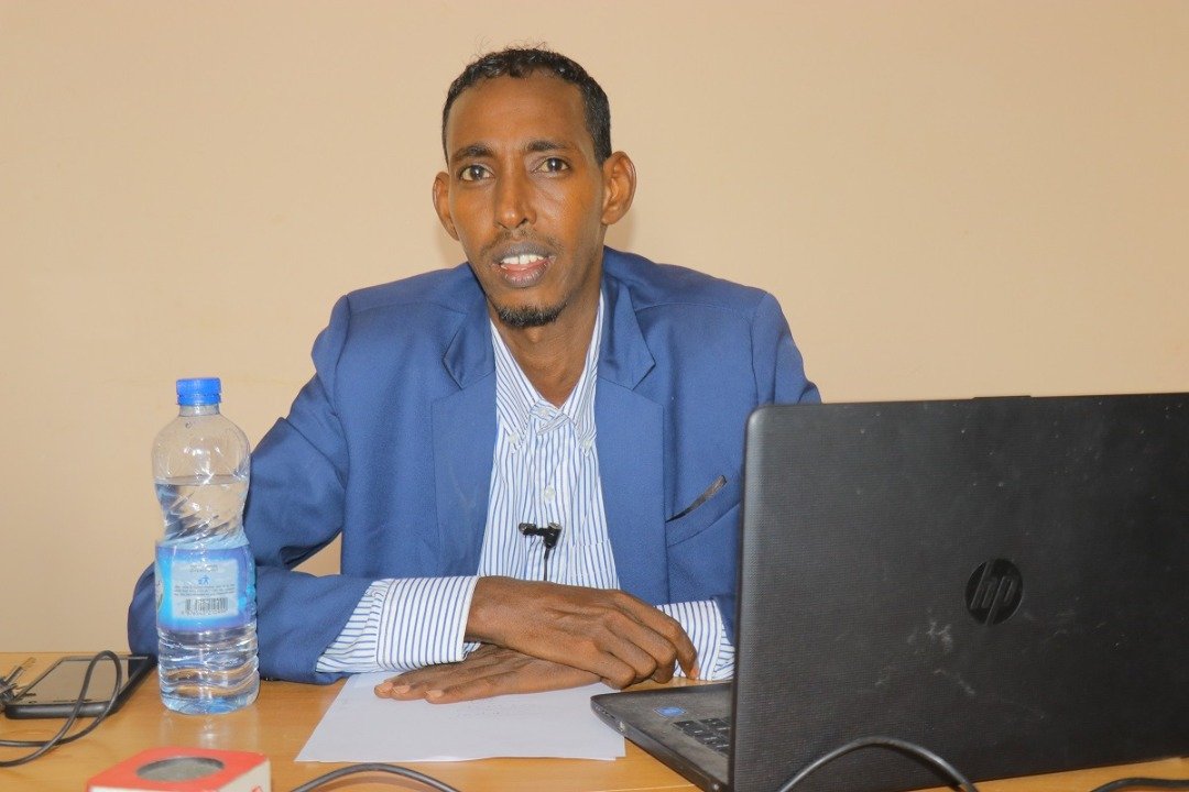 Former managing director of Radio Daljir, Ahmed Sheikh Mohamed (Tall Man)