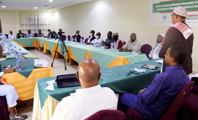 Guddoomiyaha Maxkamadda Sare oo Tabbabar u furay xubno ka tirsan Garsoorayaasha, Xeer-ilaaliyayaasha iyo Qareennada Maxkamadaha gobolka Maroodi-jeex. Guddoomiyaha-Maxkamadda-Sare-oo-Tabbabar